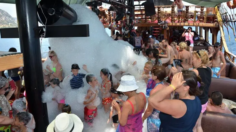 foam-party-on-boat-alanya