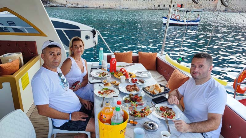 dinner on yacht in konakli